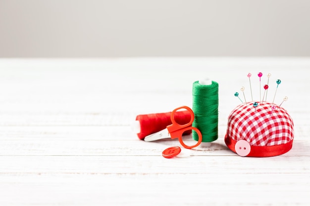 Materiały do wyszywania ułożone na stole