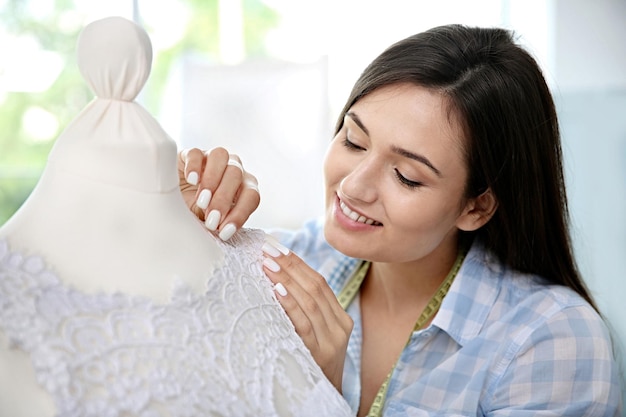 Uśmiechnięta osoba z haftem